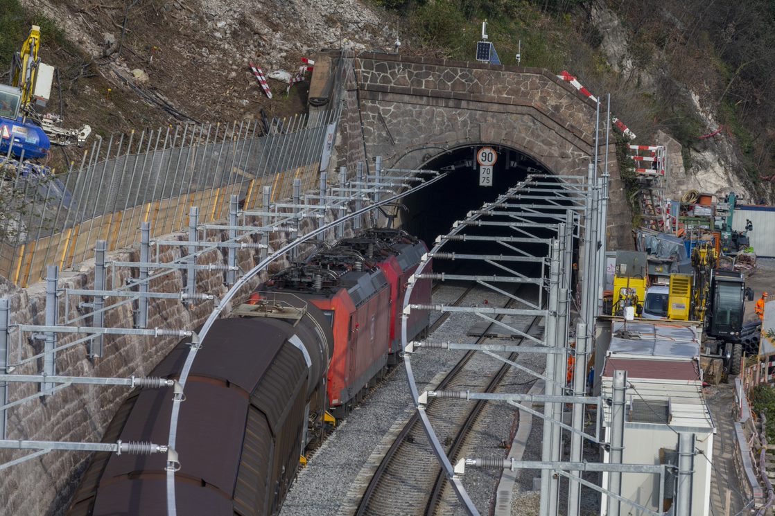 Da oggi i treni viaggiatori #FFS e merci circolano di nuovo sui binari delle gallerie di Paradiso e San Martino, gli ultimi ad essere adattati a sud del Monte Ceneri. Il cantiere è durato due anni per un investimento di ca. 70 mio/CHF. #corridoiodi4metri #sbbcffffs #ceneri2020 https://t.co/MvwuCEsZ4y