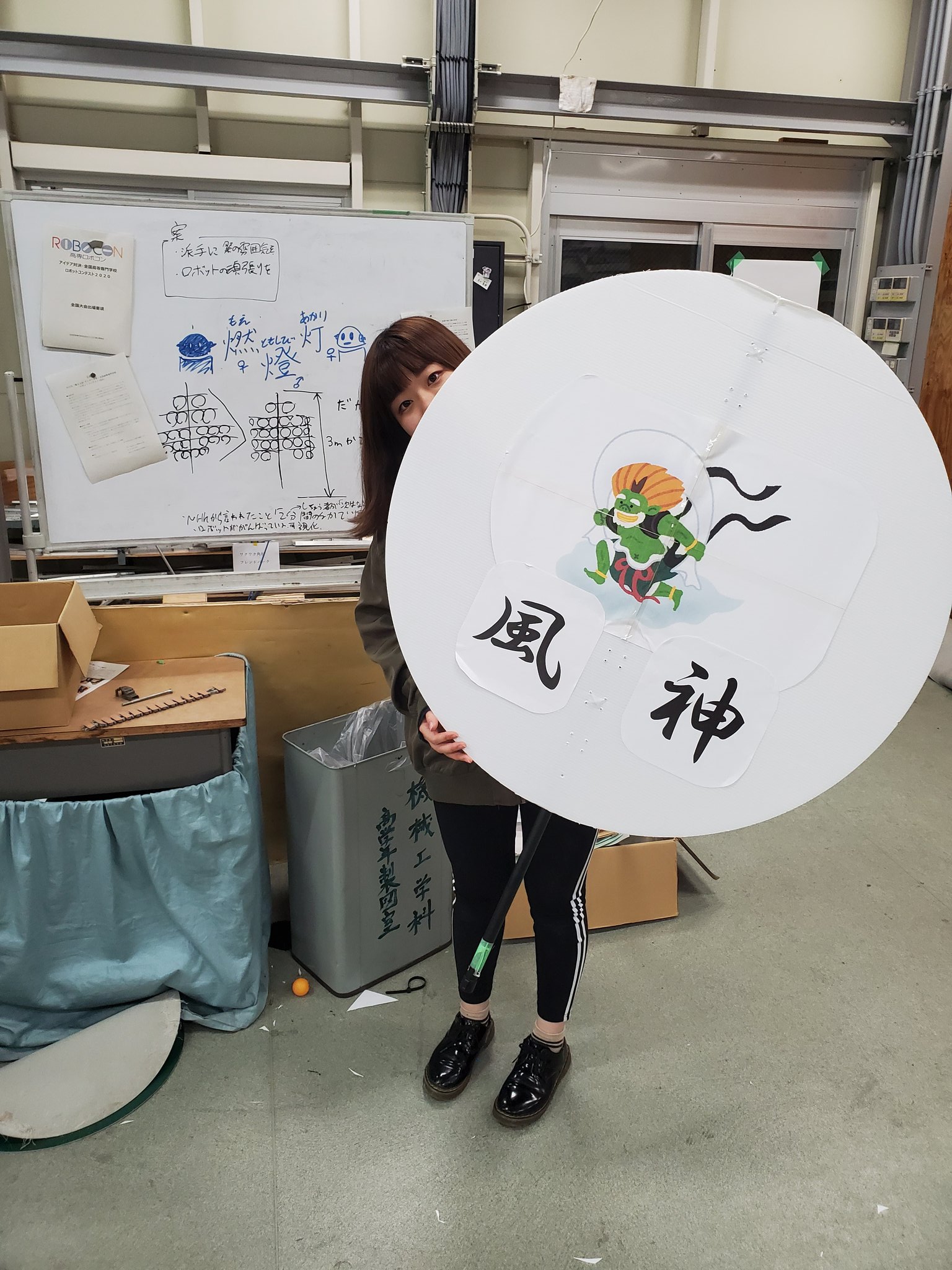 ひめか ロボコン裏話 風神うちわ これは校長先生 のアイデアでしたー 風神にしたらかっこいいじゃん って言われたけど 著作権とかの問題でイラストやの風神様です 雷神は決勝で出るはずでした T Co Xykhub6mgr Twitter