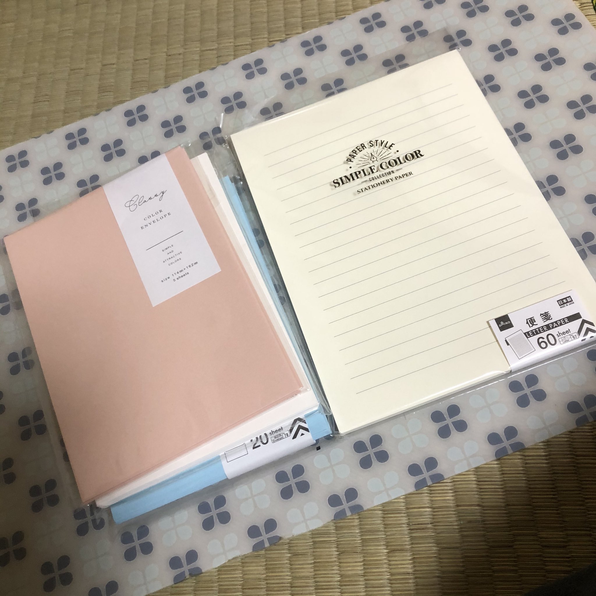 紀乃 便箋が欲しくて 最近色んなとこ 彷徨ってて でも これだっ て 物に出会えなくて ん スタンプ沢山持ってるし 無地なの探すか と 最初の100均で 便箋60枚入りなのと 水色の封筒 次の文具屋さんで白 最後の100均 セリアでドンピシャな くすみ