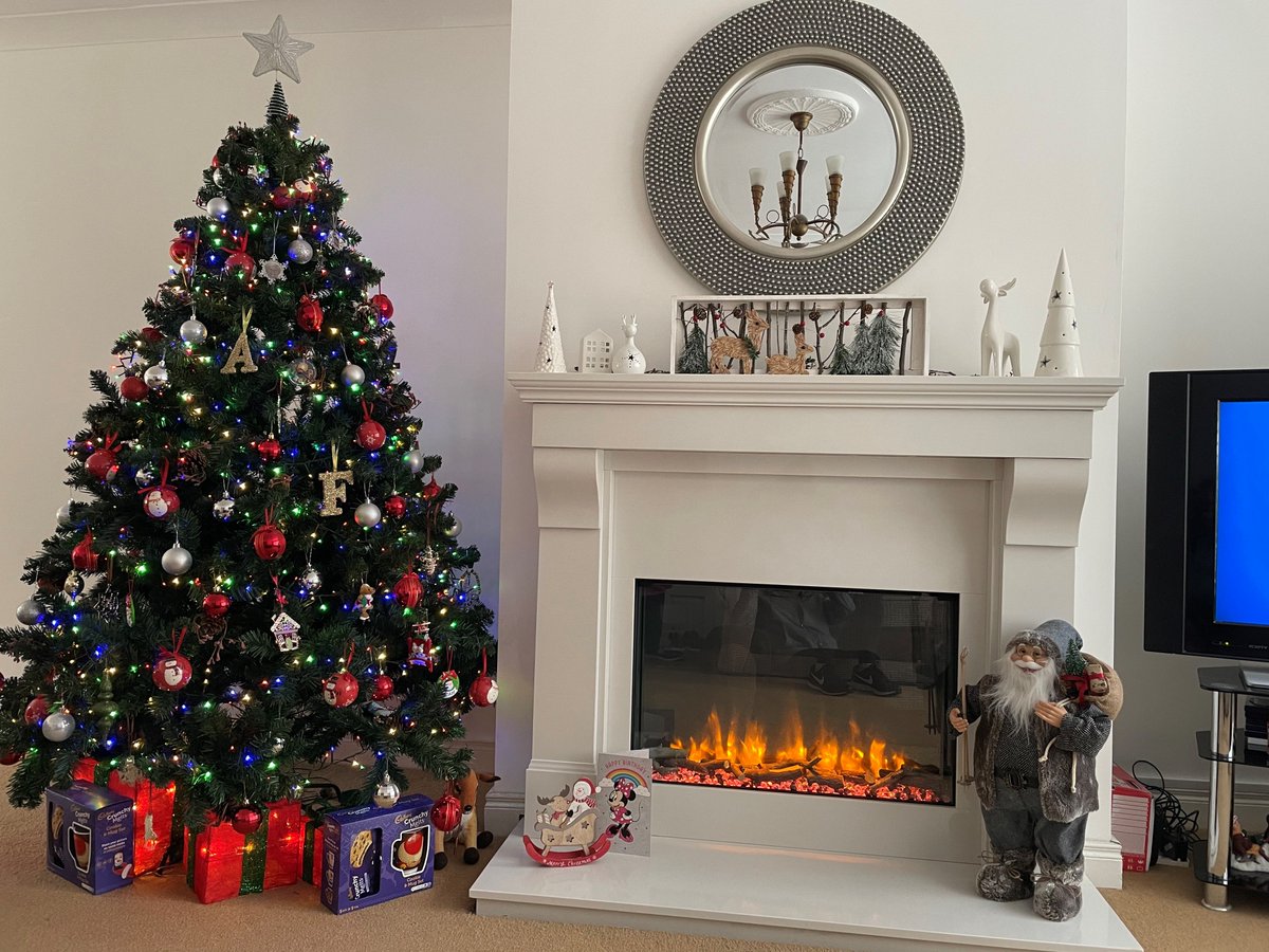 HeatDesignIre's tweet image. It's beginning to look a lot like Christmas.....

One of our customers kindly shared this beautiful image
✔️Infinity 780 electric fire
✔️Cambria 54" fireplace in Ivory Pearl 
 ✔️Matching hearth and back panel 

#heatdesignireland #charltonandjenrick #WereAllHomemakers