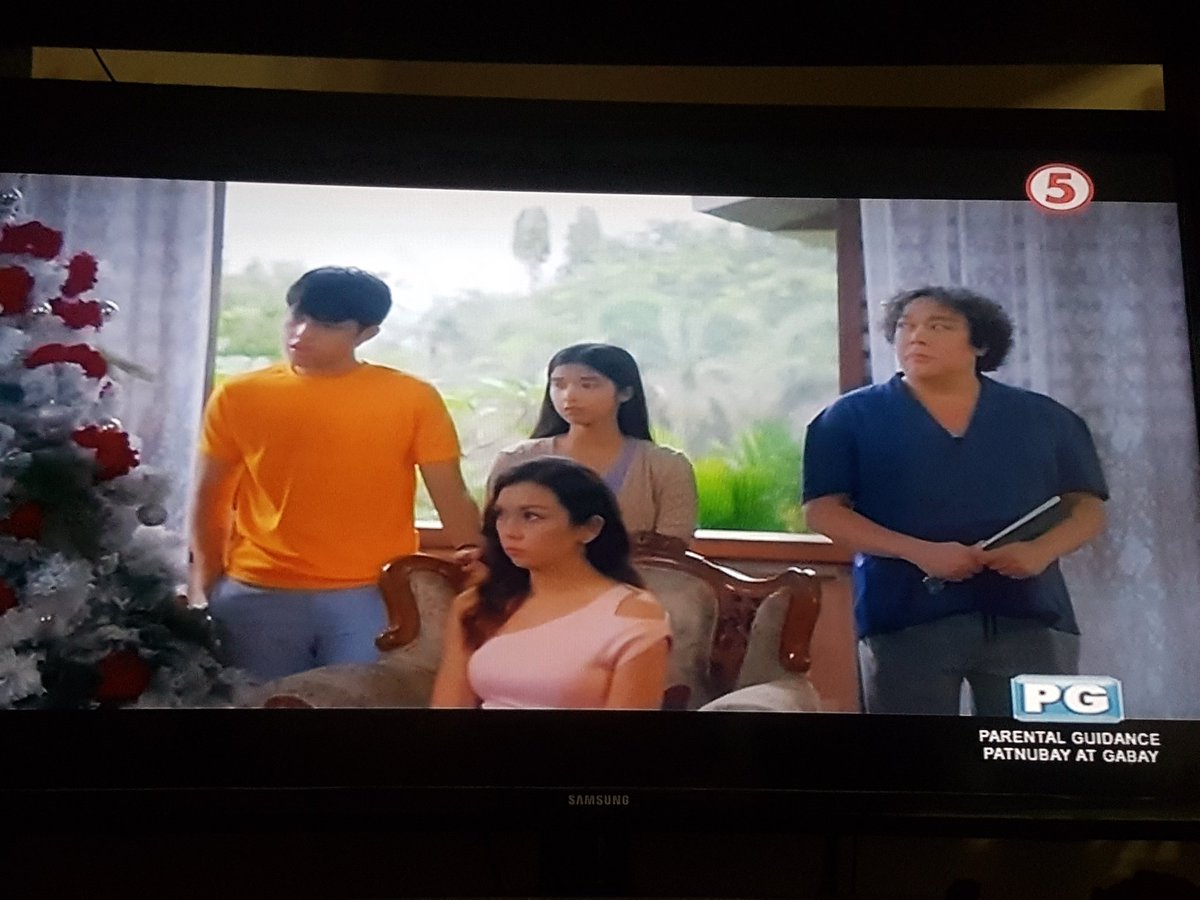 elijahnationofc's tweet photo. Nawawala na nga po ang necklace. Omg, sino kaya ang kumuha? #PaanoAngPaskoBintang https://t.co/swiVjDxsa9