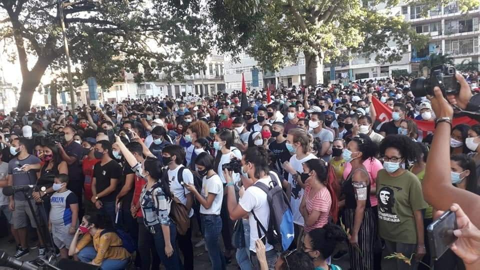 En #SantiagodeCuba, hace 64 años,  #FrankPaís convocó a un pueblo vestido de verde olivo a combatir al tirano. Hoy los cubanos nos vestimos de Patria y estaremos en las calles o donde haga falta para defender nuestra nación. #30Noviembre
#SacaTuBanderaXLaRevolución
#SomosCuba