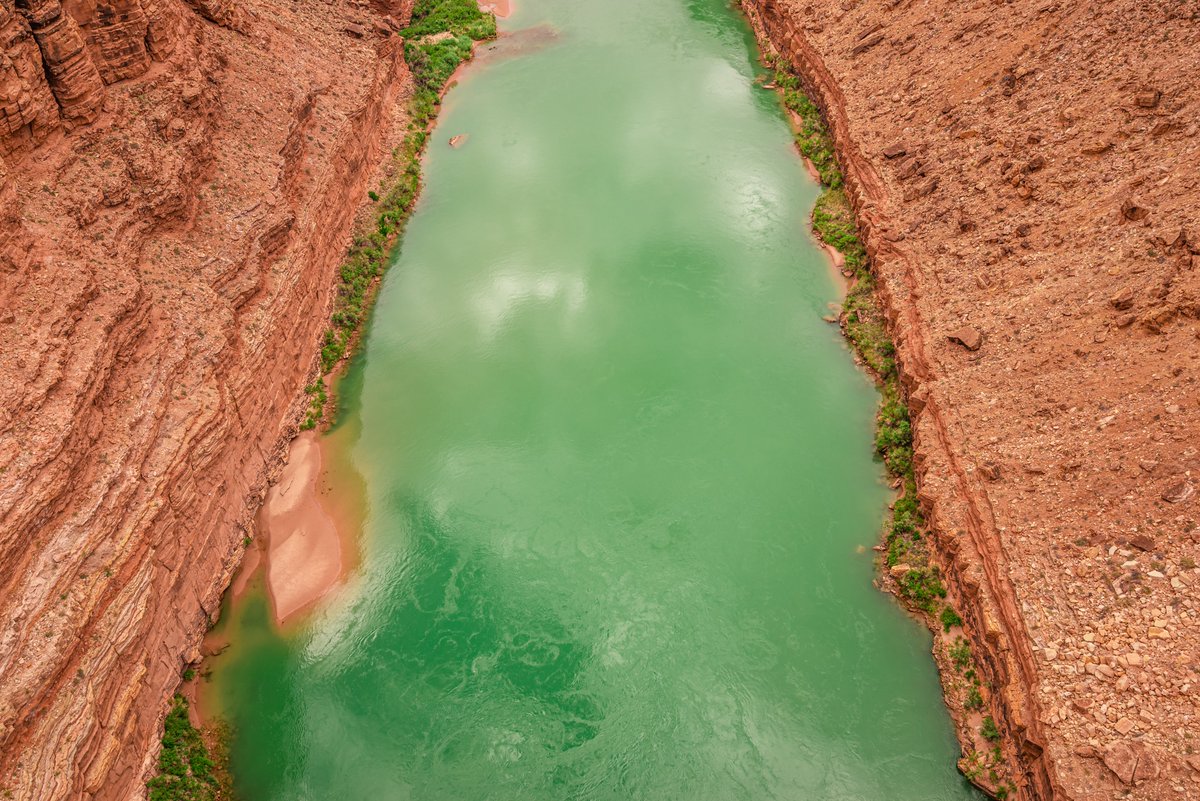 PhotogAdri's tweet photo. The rocks and the dirt are so red, even the clouds reflect it. Add a neon-green Colorado River to the mix, and you have a landscape that looks like it's from another planet. https://t.co/DDq4h2u8tM