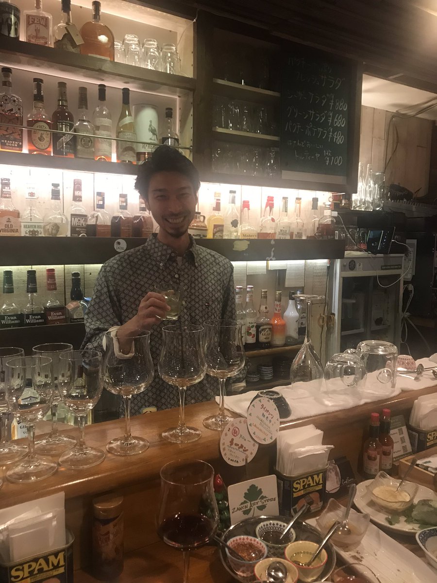 zan_c_n's tweet photo. 新しいスタッフ???
この人マッケンディーの人だ!
#mackendy
#エディー
#bourbon_bar_zancn https://t.co/xGMb35qkbq