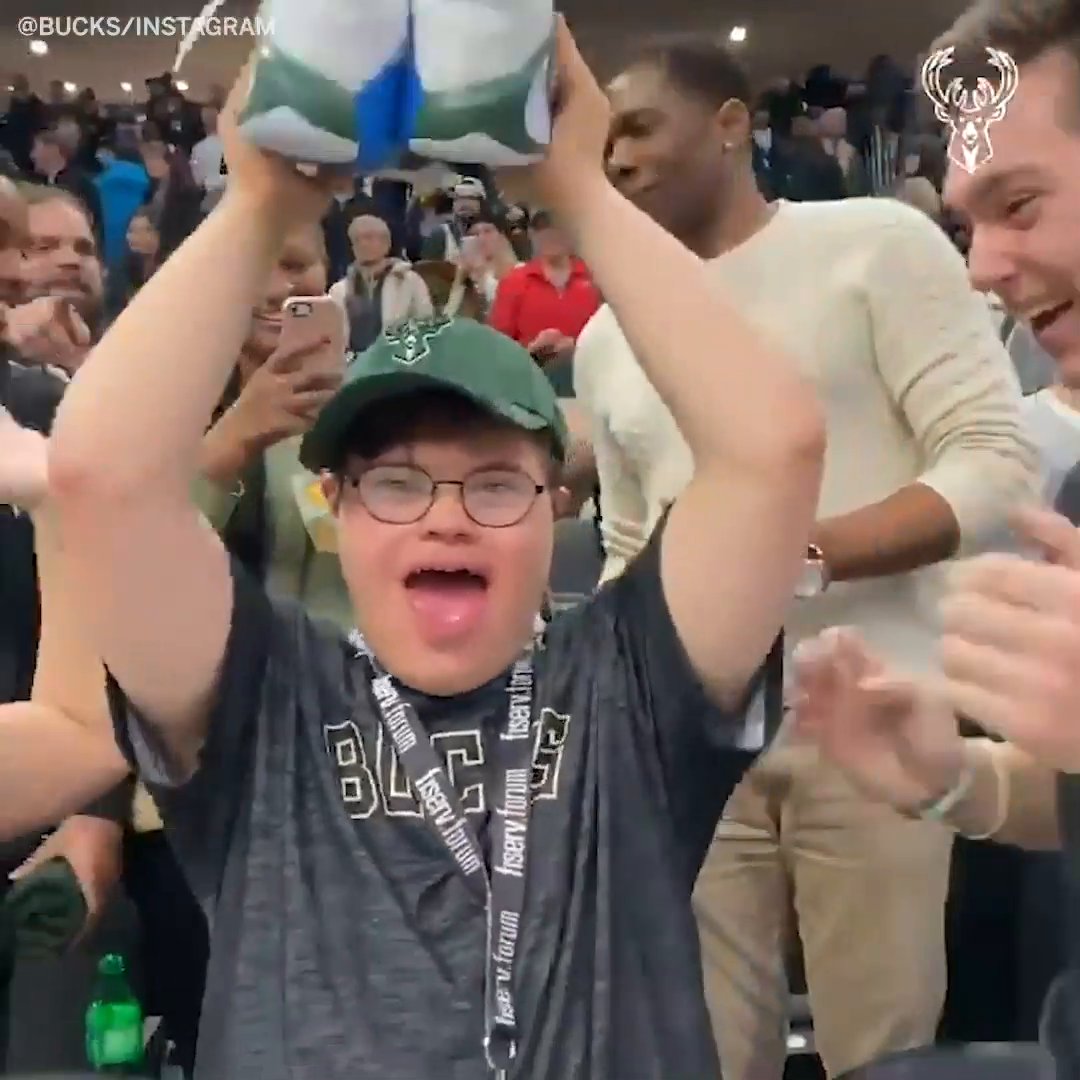 This young fan's reaction to getting Giannis' shoes on this day last year is so wholesome ❤️
(via @Bucks) https://t.co/hC0Ps2RImJ