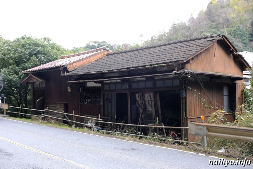 瀬戸市川平町の廃屋
愛知県瀬戸市川平町の廃屋。千歳樓の川向に位置する。
川沿いに建つ建物で、道路からは平屋建てに見えるが、川側からは二階から三階建て建築である。
2012年時点でかなり朽ちた状態にあり、不法投棄と思わ...
#廃墟 #写真 #地図 #abandoned #urbex
https://t.co/dcAn2ayMQ1 https://t.co/MG38B5Ajs6