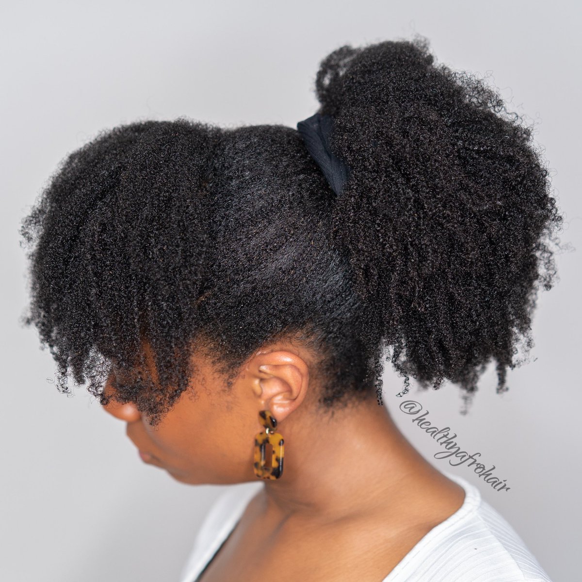 HealthyAfroHair's tweet photo. Happy Monday! Hope you all had a lovely and relaxing weekend 💕
So the plan was to rock a sleek low puff today, but my hair didn’t wanna work with me, so we agreed to improvise 😄 #lowpuff #bangs #fringe #naturalhair #naturalhairstyles #healthyafrohair https://t.co/plunUiMIsY