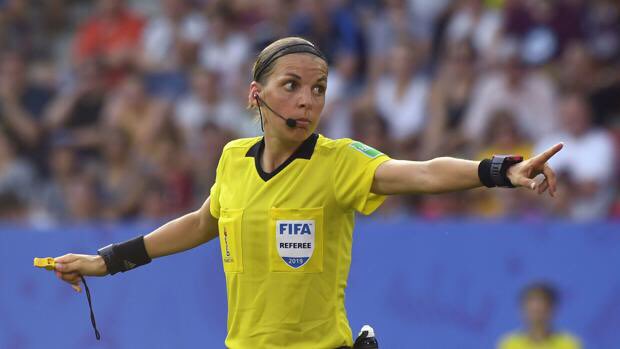 Se llama Stéphanie Frappart y el miércoles va a hacer historia en Turín. Será la primera mujer en arbitrar un partido de la Champions League y es algo fantástico!!! 👏🏻👏🏻👏🏻