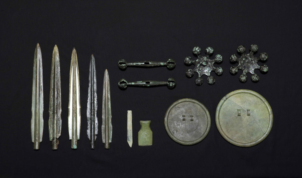 tbc but in the meantime, look at this stuff: Daggers, bells, and mirror all discovered together. The bells were believed to have been used by shamans for religious rites. All national treasures btw!Am I the only history nerd here?  #ArthdalChronicles https://koreajoongangdaily.joins.com/2018/03/26/koreanHeritage/Treasure-Bronze-relics-found-near-the-Yeongsan-River/3046085.html