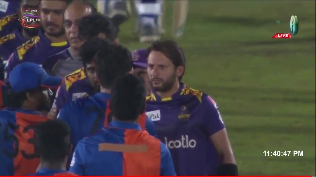 atifdawar59's tweet photo. Shahid Afridi u beauty 🤩
Lala scolded the opposition's player at the end of the match in the Lanka league.
Afghani bowler naveen, who Playing for Kandy, was repeatedly abusing amir during the match.

#LPL2020 
#KTvsGG https://t.co/6bWyF5XiZm