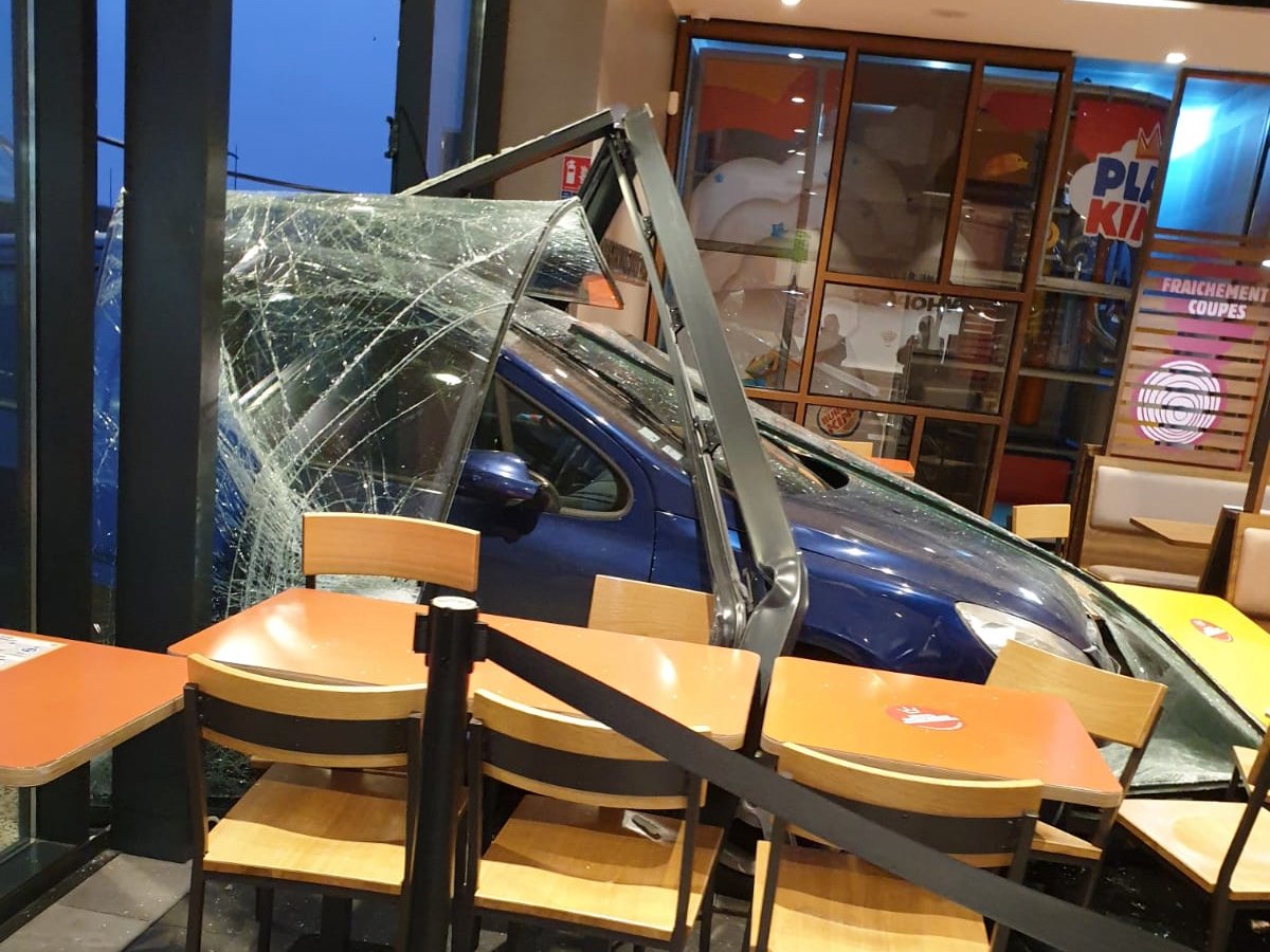actu_zap's tweet photo. 🇫🇷 Saint-Mard : un homme a voulu apprendre à conduire à son ami avec sa #Peugeot 307. Mal lui en a pris, car cela s'est terminé... dans la vitrine du #BurgerKing local (vide à cause du #confinement). Les 2 compères ont commis 4 infractions. (#gendarmerie 77) #FastFoodAndFurious https://t.co/mf5Rw6nsQV