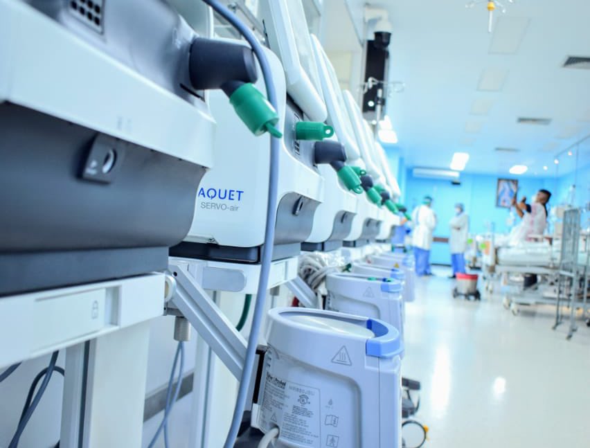 ObrasPublicasSV's tweet photo. El Hospital Nacional de Niños Benjamín Bloom ahora cuenta con 16 nuevos espacios para atender a pacientes que necesitan cuidados intensivos. 

Hoy, el Ministro @RomeoHerrera1 y el Ministro de @SaludSV, @FranAlabi, inauguran esta área de especialización completamente remodelada. https://t.co/239RQQU1nw