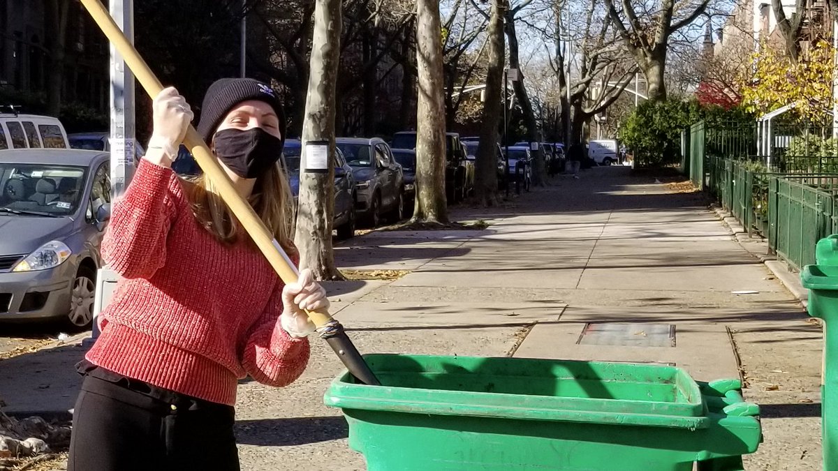 recyclinghero's tweet photo. #Compost #Volunteer wanted on Sunday mornings at #CarrollGardens food scrap drop off. Work outside, encouraging social distancing &amp; greeting people who drop off their food scraps. Chopping food scraps is great exercise! https://t.co/SYDNyQHh2C #ClimateCrisis https://t.co/jIDZce2y7h