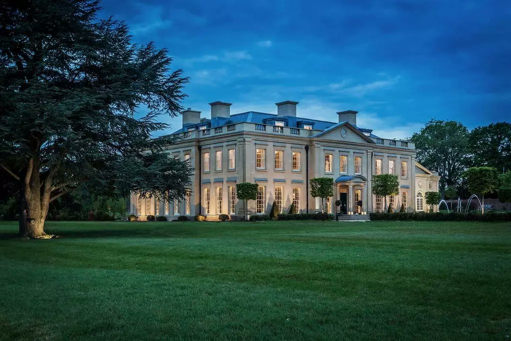 Outstanding country mansion situated at the head of a long private rising drive across parkland, with wonderful views over open countryside

Yours for £30m and #onthemarket right now

onthemarket.com/details/856989…