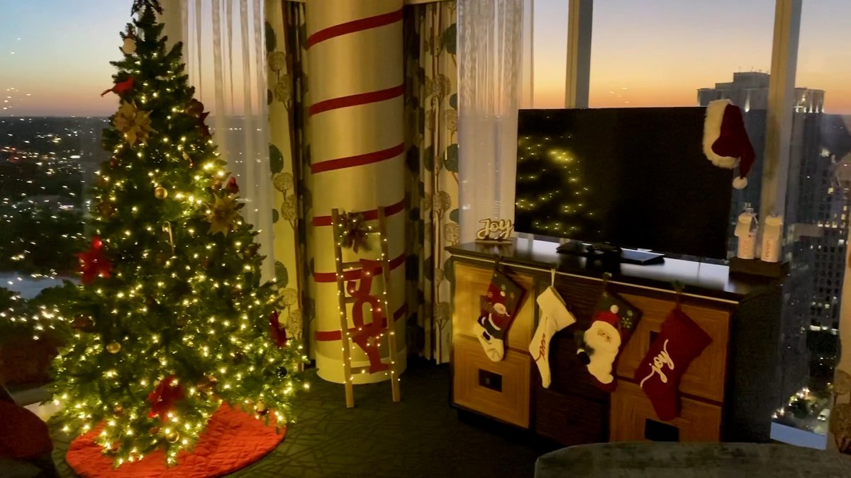 Want to win a safe, luxurious stay in <a href="/FairmontATX/">Fairmont Austin</a>'s cozy #SantaSuite? <a href="/TrevorScottATX/">Trevor Scott</a> takes a virtual tour of this #holiday haven to show you what's in store! 
TOUR HERE! 👀👉bit.ly/2VlHeq6

ENTER TO WIN HERE! 🎅👉 bit.ly/3fO1VnW