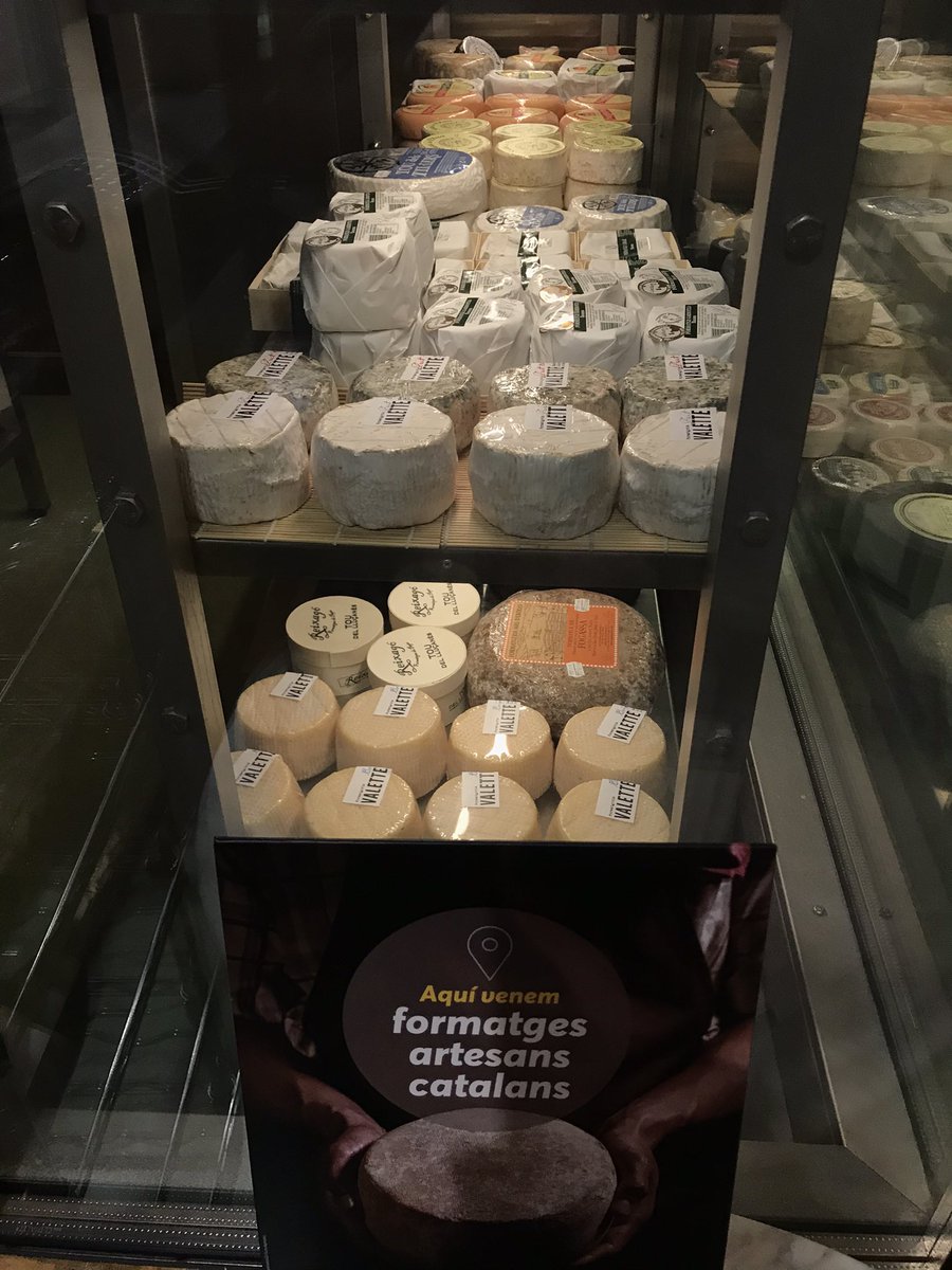 LaSelecta_'s tweet image. Tenim la cava de formatges atapeïda de #formatgescatalans #acrefa, fes la teva selecció o deixat aconsellar per nosaltres..😋