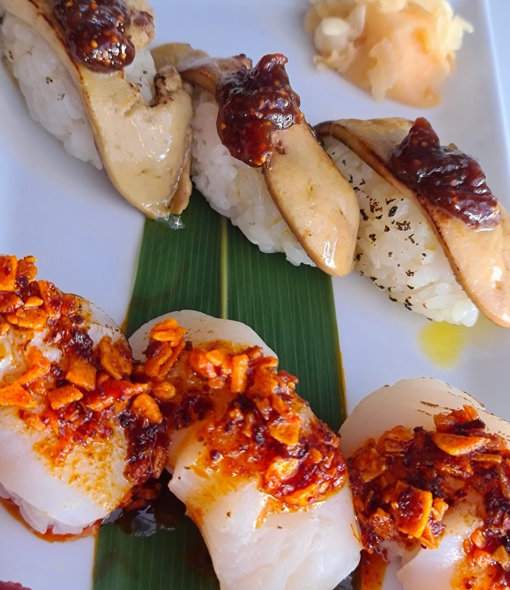 Disfruta del #sushi &amp; #cocinafusion de Asako
Nigiris de vieira con bilbaina japonesa y de foie con crema de higo seco
#SushiAdictos #sushiadomicilio #sushidelivery #gastronomia #sushilovers #delivery #ToqueDeQueda #Asakofeelfood #servicioadomicilio #sushi #cocinafusion