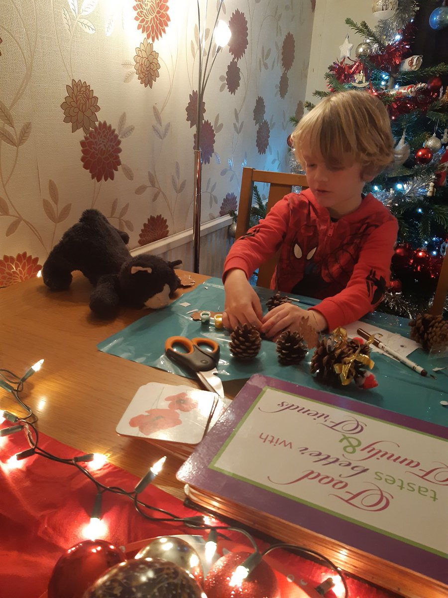 MrsWiggans's tweet photo. @MrsMillsRec W has enjoyed crafting this evening, all ready to bring in and help decorate the classroom! 😊 https://t.co/NXkPWDCLqC