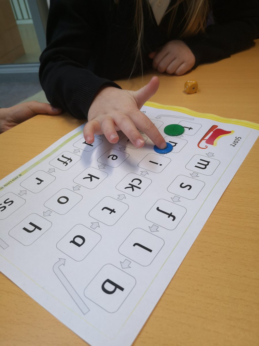 misscmackay's tweet image. Lots of playing with sounds today in p2! 🎲 ❤️ @olop @DyslexiaGCC #Phonics #HavingFun #PlayingAndLearningtogether
