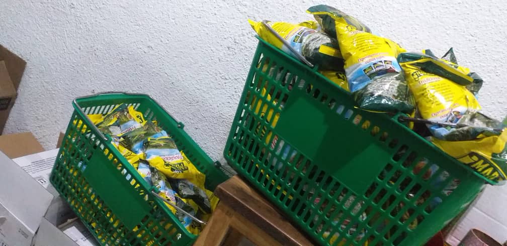 SacsTrujillo's tweet photo. SACS Trujillo en semana flexibilización inspección a establecimientos de expendio de alimentos, en verificación de producto para aplicación de Medida de Decomiso Preventivo en anaqueles del producto café tostado y Molido MARATA en todas sus presentaciones #SacsAvanza https://t.co/8HyUZdKU2o