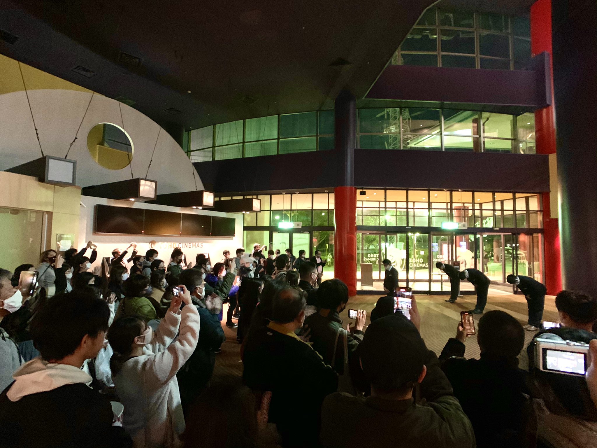 猫間川よしを Pa Twitter Tohoシネマズ名古屋ベイシティ 本日が閉館日 愛知県内 で唯一全席リクライニングシートのプレミアスクリーンを２つ有するシネコンでした 最終上映後はスタッフの方々からもご挨拶が 名古屋に来て10年以上 人生で一番鑑賞に来ていた映画館で