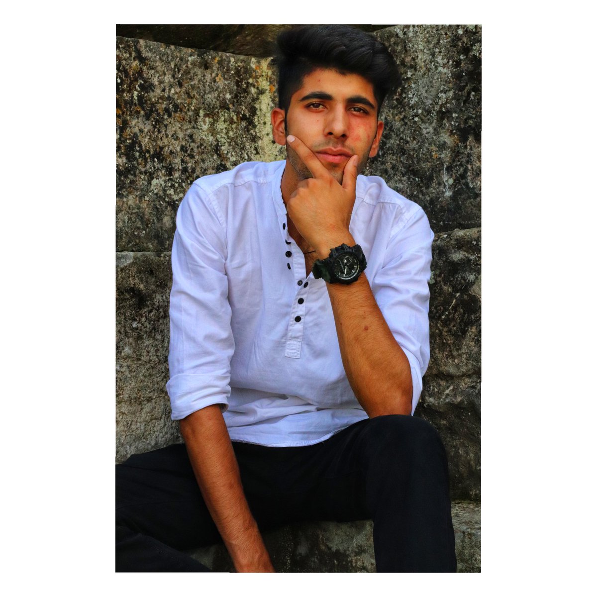 umar_ashraf_13's tweet photo. A smiling face is a beautiful face.A smiling heart is a happy heart ❤ https://t.co/Kf8PaLqLla