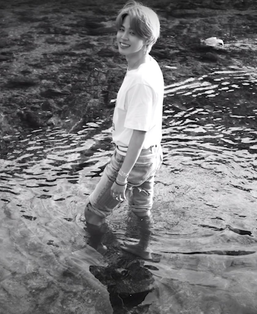 EnchantedByPJM's tweet photo. #ARMYSelcaDay #JIMIN #LifeGoesOn #LikeAnArrow Couldnโt find any photo of me on a river though ๐Jimingshi beke nemen https://t.co/N0JKqcPcn4