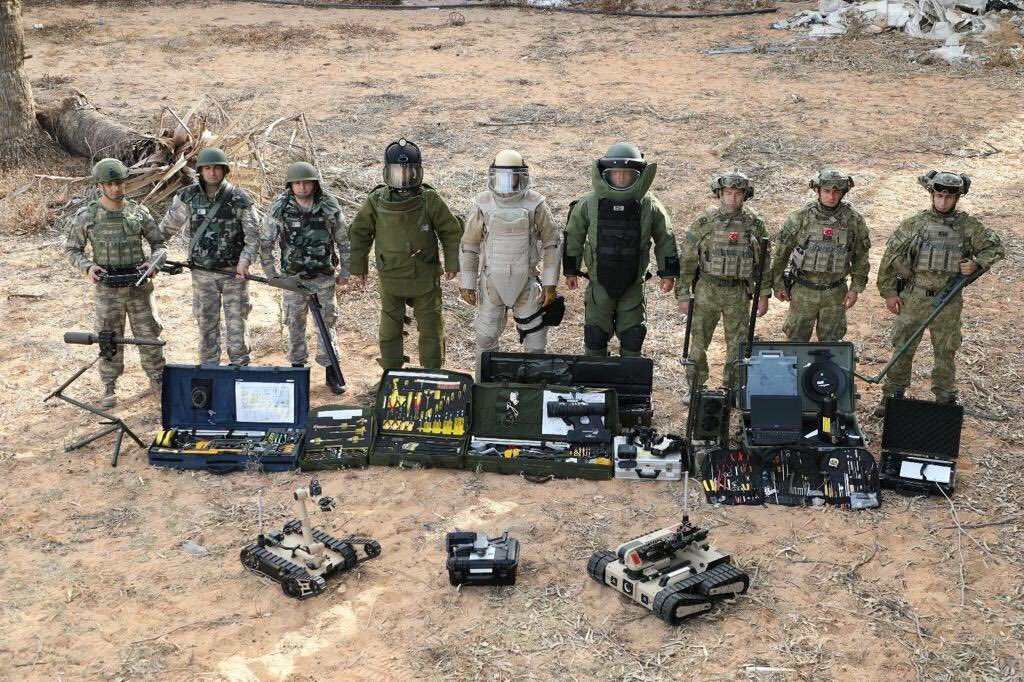 Kara Kuvvetlerimizin mayın ve EYP temizliği yapan METİ ve PMKİ timleri, Ermenistan işgalinden kurtarılan bölgelerde kardeş Azerbaycan Ordusu’na destek sağlamaya başladı. METİ ve PMKİ timlerimiz hem Mayın/EYP temizliği yapacak hem de Azerbaycan birliklerine eğitimler verecek.