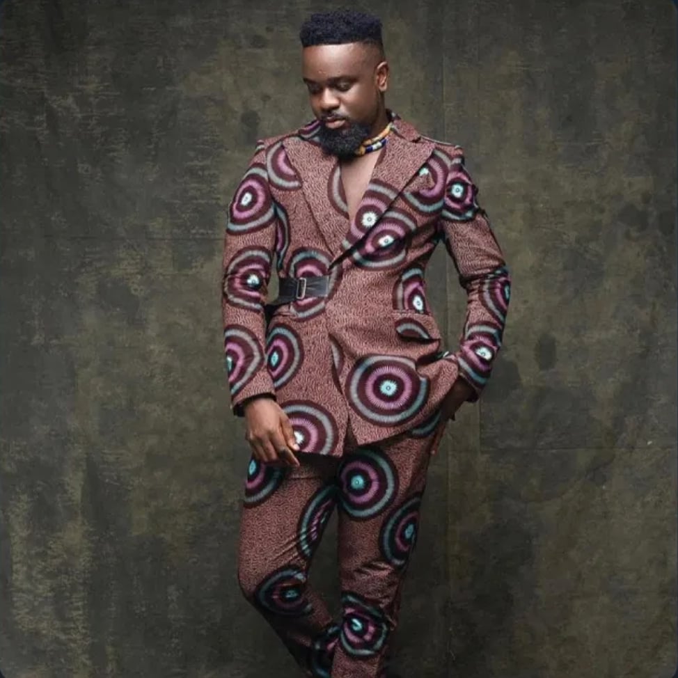 Okyeamekwame's tweet photo. Mr Owusu you are success story for Ghanaian music and Ghana as a whole. Today I celebrate you for the relentless passion and drive for success. Ghana is proud of you. Pls keep making Ghana proud. MADE IN GHANA GENTLEMAN OF THE DAY.  @sarkodie
.
#MadeinGhana🇬🇭 
#Sarkcess
#Ghana https://t.co/awSzfbIpXo