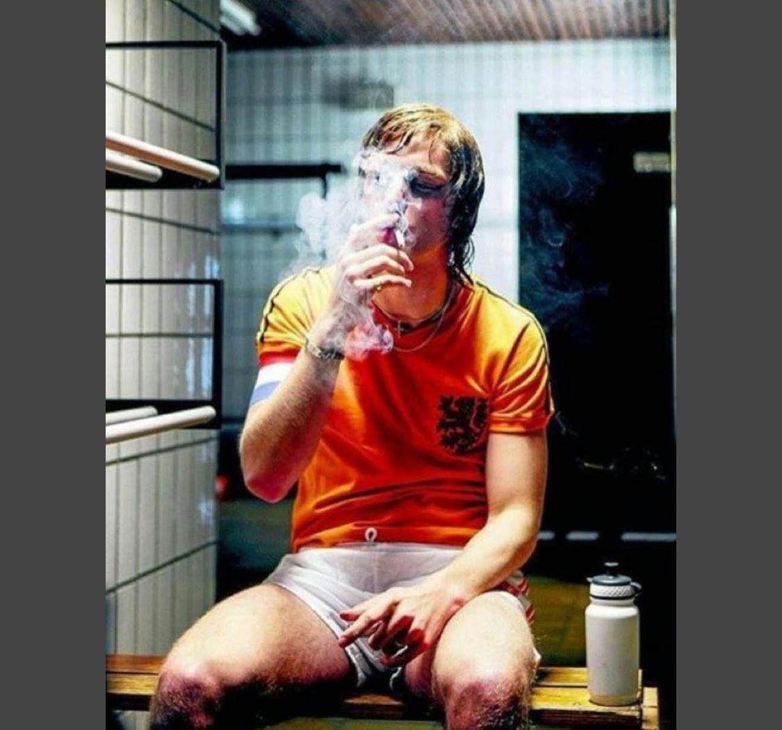 d_hernan's tweet photo. Increíble foto que muestra cómo cambio y se profesionalizo todo. El crack de Johan Cruyff fumando en un entretiempo. https://t.co/lJuBYKgJKt