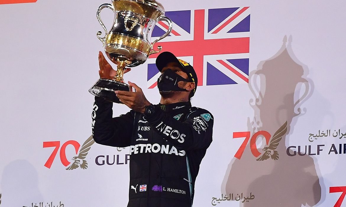 Mais um troféu pra deixar na estante da TV!! pq tem uns ae q ta no armario de prato... outros escondidos pq sao feio d mais... sao 95 trofeus para arrumar
#F1 #BahrainGP #Mercedes #LewisHamilton https://t.co/EK4ptnFfvr