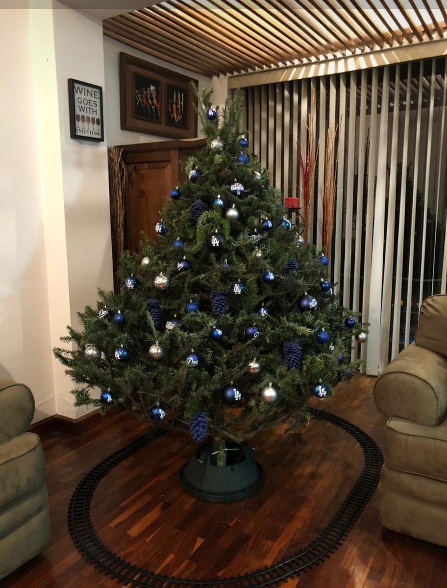 jlunamd's tweet photo. Cuando esperas 32 años para volver a celebrar una #SerieMundial bien vale hacerlo hasta en tu Navidad...🎄⚾️🎄⚾️
Gracias a @KatiaLunaR por la ayuda🙌
Ya casi estoy..Sólo faltan las luces💡
#BlueXmas⭕
@MonaMendozaK 
@QuiqueGodoy 
@Bea_Colmenares 
@SoyFlordeMaria https://t.co/0knwgK0qZg