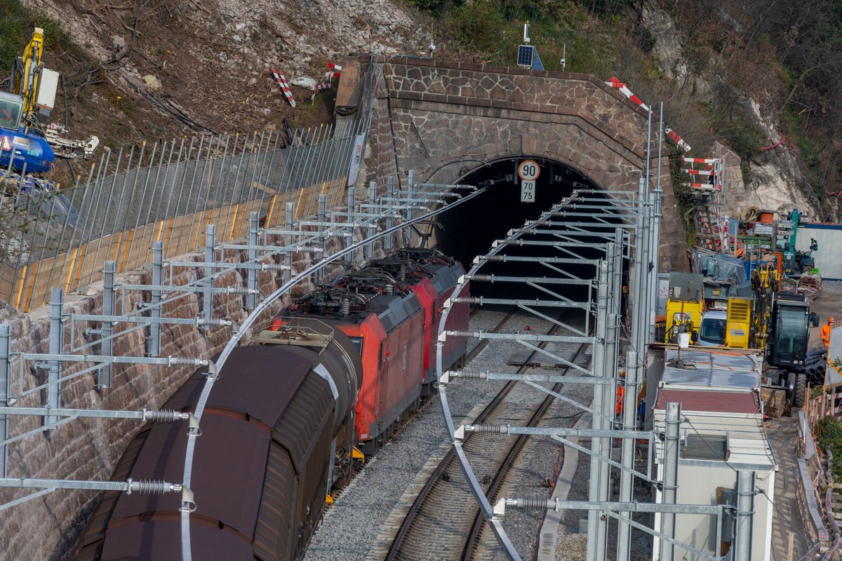 Zwei 150 Jahre alte Tunnels sind bereit für den 4-Meter-Korridor und den Verkehr der Zukunft: Ab heute verkehren wieder Personen- und Güterzüge auf beiden Gleisen des Paradiso- und des San Martino-Tunnels. #sbbcffffs @SBBCargo https://t.co/6mnxEcDxYb https://t.co/m3tkE8U6SF