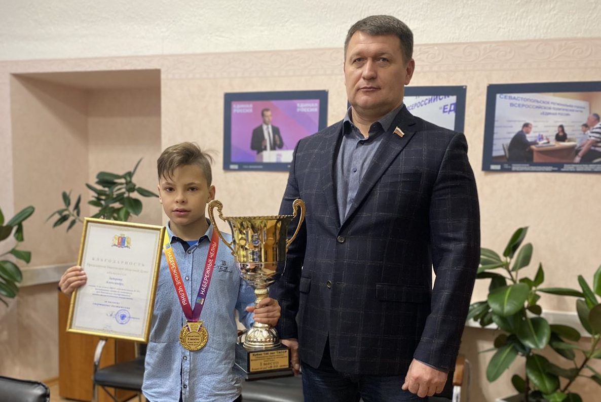 Василий Максимов провел дистанционный прием граждан. Вопросы жителей Иванова и Кохмы касались социальных проблем. Также парламентарий вручил благодарность председателя <a href="/Ivoblduma/">Ивоблдума</a> Александру Задорову – ученику средней школы №29 за высокие спортивные достижения.