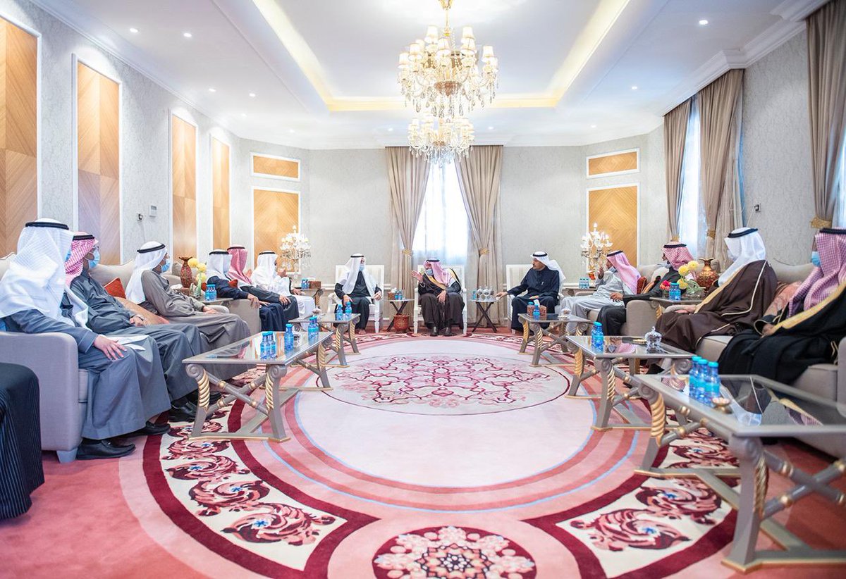 داعياً الله عز وجل ان يتغمد الفقيد بواسع رحمته .. 

سمو #امير_القصيم يقدم واجب العزاء لأسرة الربدي في وفاة الشيخ سليمان بن عبدالعزيز الربدي .