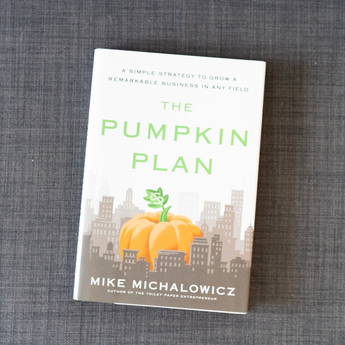 مقتطفات هذا المساء.. من هذا الكتاب

سأتحدث عن فكرة تسويقية واحدة، أعتبرها الأهم في الكتاب: طبقتها مع...