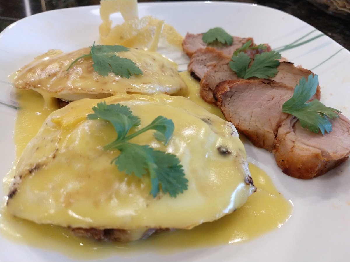JoelJMorell's tweet photo. #LeftoversForBreakfast: Eggs Benedict with Pork Tenderloin Medallions https://t.co/Jt29pExAsY