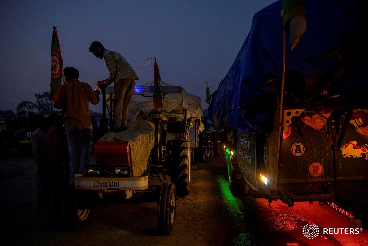 dansiddiqui's tweet photo. Thousands of protesting farmers observe a sombre Gurupurab, a Sikh festival, away from home on Delhi border. #Farmersprotest #GuruNanakJayanti2020 https://t.co/6mANquQBD5