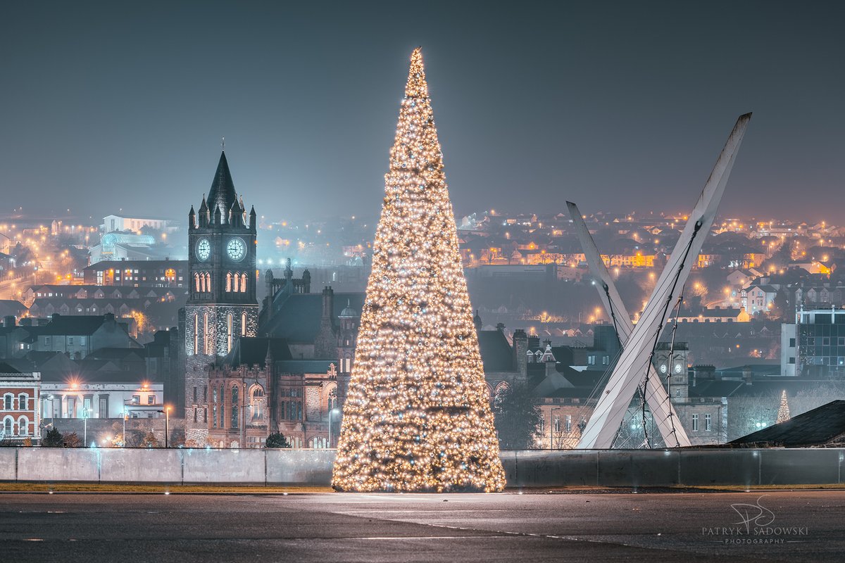 Ebrington square Christmas tree with Guildhall and Peace Bridge @Derryvisitor @DiscoverNI @dcsdcouncil @CoDerryAirport