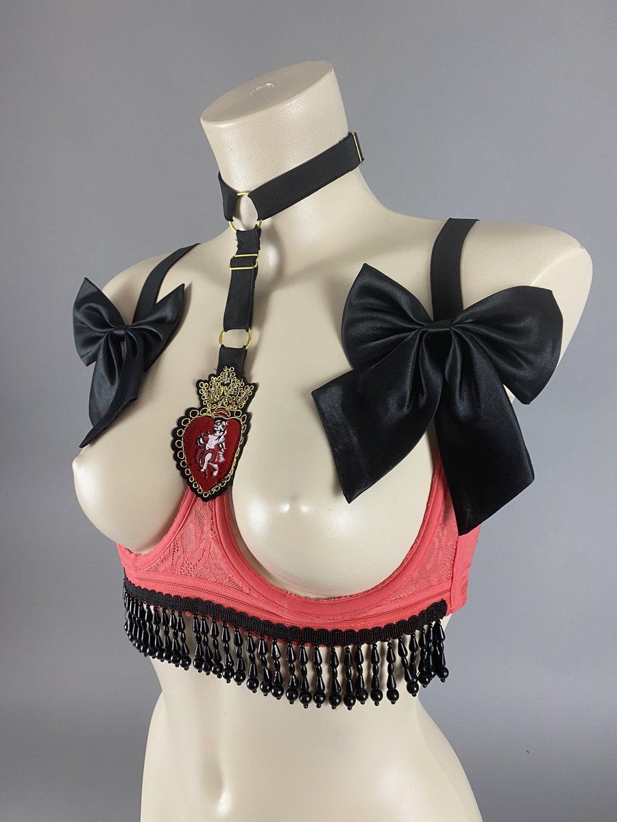typicaljayni's tweet photo. #opencupbra! Wear for #boudoir sexy time or wear over a shirt for an edgy #couture vibe!! Browse our ready to ship section for fab #reworkedvintage items all available to order when checkout opens tomorrow 1st Dec at 7pm GMT https://t.co/3qLVwYEdLi #lingerie #cuplessbra https://t.co/hKr36SuJze