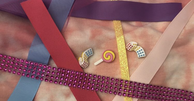 JensTreasureBox's tweet photo. Hope everyone had a great holiday. We’re are back to our Bling Bow series featuring #JulieandThePhantoms Can you guess who the next bow is based on? @netflix @FanpageJatp https://t.co/C9rPi9pYVO