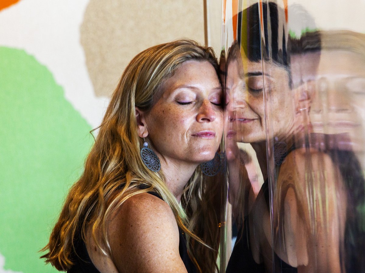 "A Proxy for a Thousand Eyes", di Cherine Fahd #cherinefahd, porta a esplorare la natura del tatto e dell’intimità che stanno caratterizzando la pandemia di Covid. donnamoderna.com/news/societa/f… <a href="/DonnaModerna/">Donna Moderna</a>