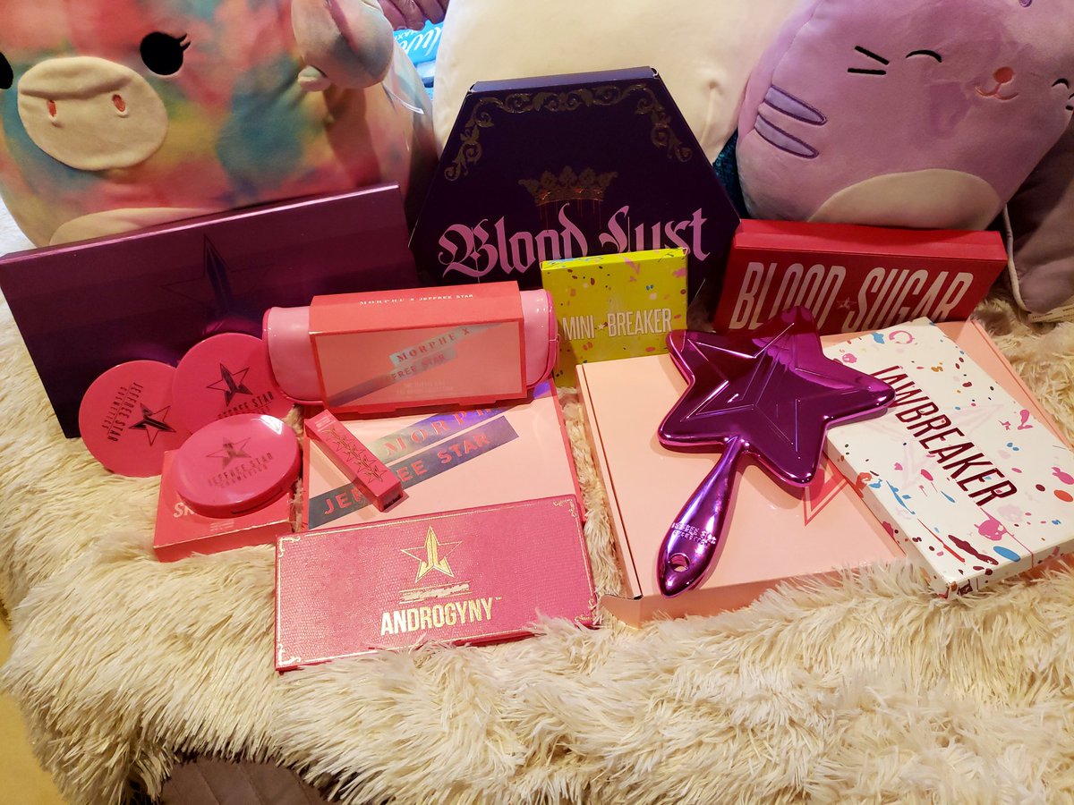 Prettyfly_1738's tweet photo. @JeffreeStar @CashApp I just want to say I love your makeup line and a diehard fan of yours. I really want to help my brother who lived out of his car for 6months but has an apartment now but I want to bless him with a bed of his own🙏🏾 So this would be a blessing🙇🏾‍♀️ my cashapp $Prettyfly1738 thank you https://t.co/CS09IWir1V