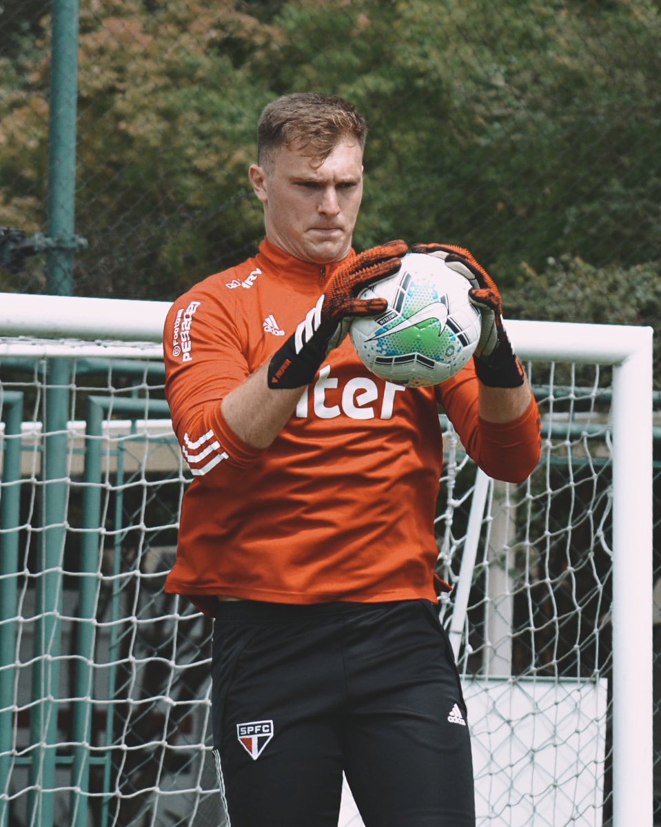 SaoPauloFC's tweet image. 🥅🧤⚽️

@_LucasPerri também aprimorou os fundamentos com os preparadores de goleiros Marco Antônio Trocourt e Octávio Ohl.

#VamosSãoPaulo 🇾🇪