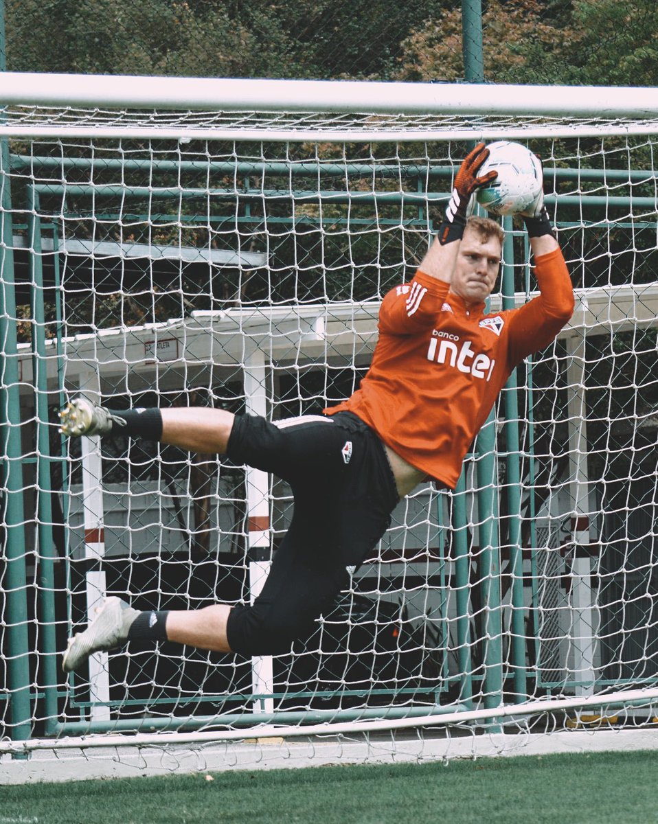 SaoPauloFC's tweet image. 🥅🧤⚽️

@_LucasPerri também aprimorou os fundamentos com os preparadores de goleiros Marco Antônio Trocourt e Octávio Ohl.

#VamosSãoPaulo 🇾🇪