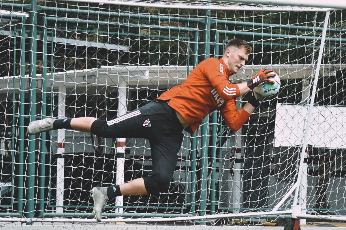 SaoPauloFC's tweet image. 🥅🧤⚽️

@_LucasPerri também aprimorou os fundamentos com os preparadores de goleiros Marco Antônio Trocourt e Octávio Ohl.

#VamosSãoPaulo 🇾🇪