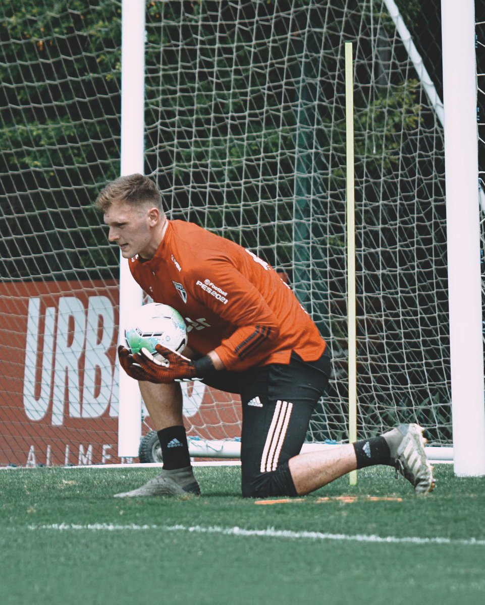 SaoPauloFC's tweet image. 🥅🧤⚽️

@_LucasPerri também aprimorou os fundamentos com os preparadores de goleiros Marco Antônio Trocourt e Octávio Ohl.

#VamosSãoPaulo 🇾🇪