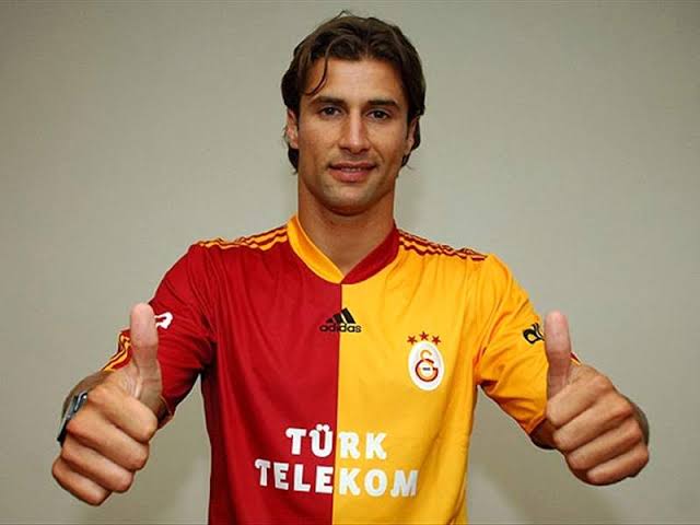 Lorik Cana: "Daha önce oynadığım ve aynı zamanda taraftarı olduğum tüm kulüpleri takip ederim. Marsilya, PSG, Galatasaray, Lazio hatta Sunderland'i bile takip ederim."