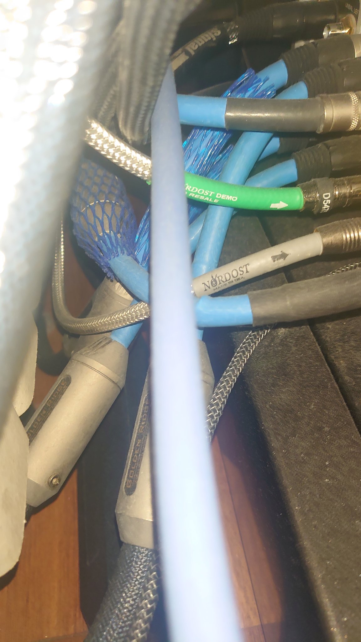 Avcat On Twitter 密かに10年以上前から スピーカーケーブルと デジタルケーブルは フルシルテックで Dcsにかなりの本数が必要なのとygがトライワイヤーなので 使ってないやつを入れると 10本以上家にいる Https T Co Pinhvq0h9x Twitter