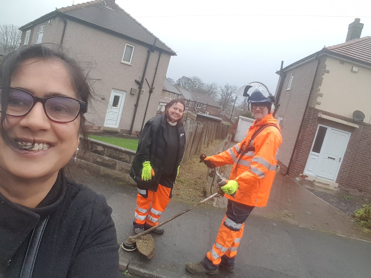 Great to see <a href="/KirkleesCouncil/">Kirklees Council</a> staff clearing paths in our Ward. Thank you. <a href="/Naheedkirklees/">Naheed</a> can you spot where?